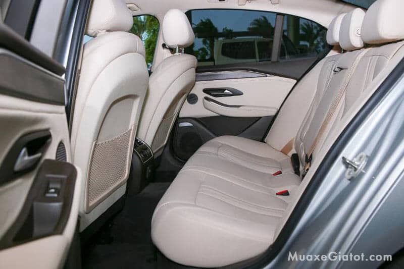 hang ghe sau vinfast lux a20 sedan 2020 ban thuong mai muaxegiatot com - Đánh giá xe sedan Vinfast Lux A2.0 2021 kèm giá bán #1