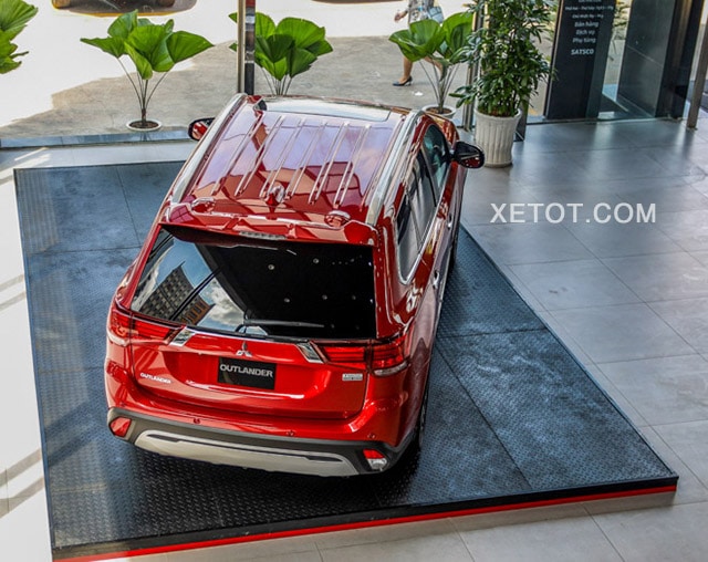 duoi xe mitsubishi outlander 2020 2 0 cvt premium mau do muaxegiatot vn - Đánh giá xe Mitsubishi Outlander 2021 – Mẫu Crossover gia đình giá tốt nhất hiện nay
